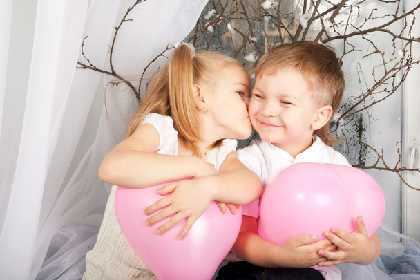 Un par de niños abrazándose, besándose
 - Foto, Imagen