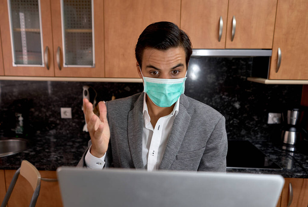 boy telecommuting with mask, laptop and well dressed - Foto, Imagem