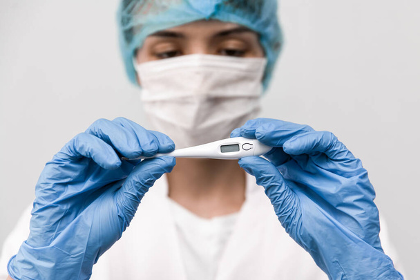 Girl doctor shows a thermometer - Foto, Bild