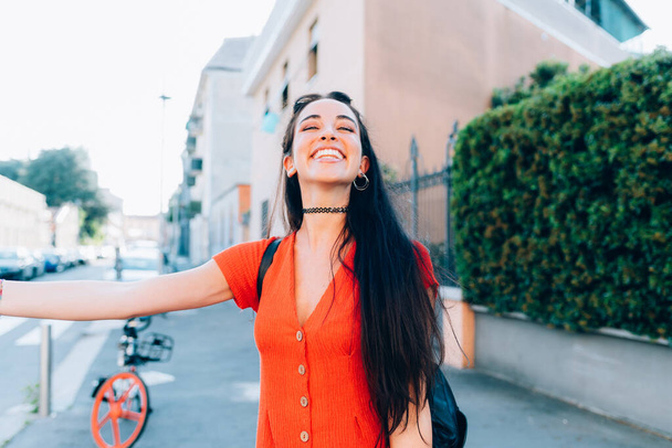 Молодая женщина на открытом воздухе весело смеясь на улице - уходя от всего этого, спонтанный, позитивный концепт эмоций
 - Фото, изображение