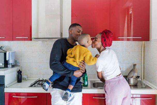 чорна щаслива сім'я вдома посміхається поцілунки в приміщенні щастя, світле серце, проста концепція життя
 - Фото, зображення