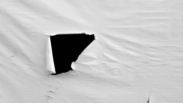 Beyaz plastik tuvalde hasar ve delik - Fotoğraf, Görsel