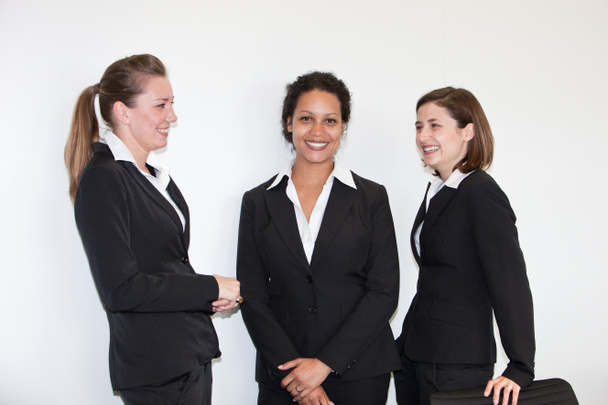 Trois jeunes femmes d'affaires multiethniques
 - Photo, image