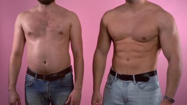 Dwóch mężczyzn pokazuje zmiany ciała po ciężkim treningu sportowym, doskonała motywacja  - Materiał filmowy, wideo