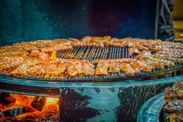Grillattu kylkiluut valtava grilli
 - Valokuva, kuva