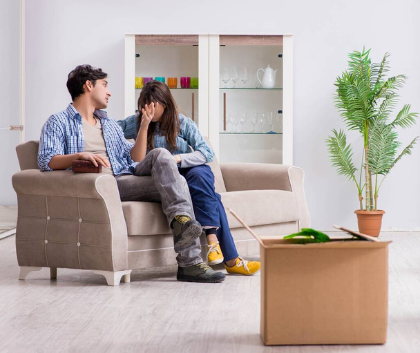 Nuori perhe muuttaa uuteen asuntoon maksettuaan pois mortgag - Valokuva, kuva
