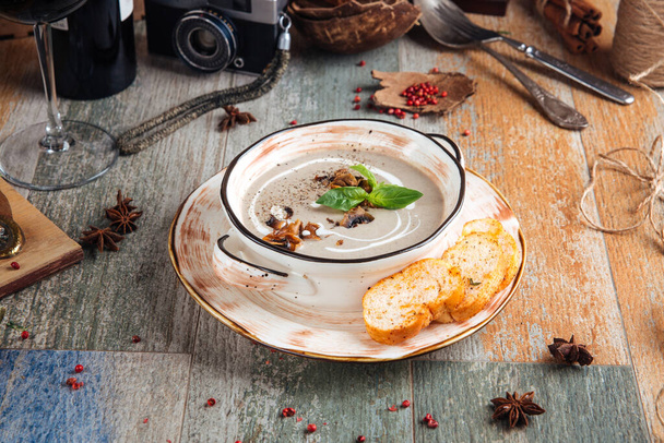 Gourmet champignonroom soep met croutons  - Foto, afbeelding