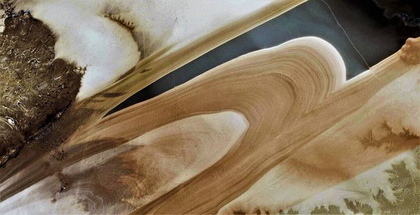 Смертоносні криві, чорне золото, забруднений пісок, данина Поллоку, абстрактна фотографія пустель Африки з повітря, повітряний вид, абстрактний експресіонізм, сучасне мистецтво,  - Фото, зображення