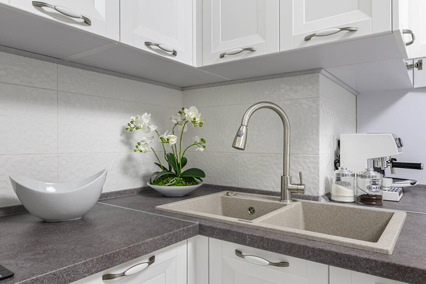 Minimalist beyaz mutfak mobilyalarına yakın çekim - Fotoğraf, Görsel