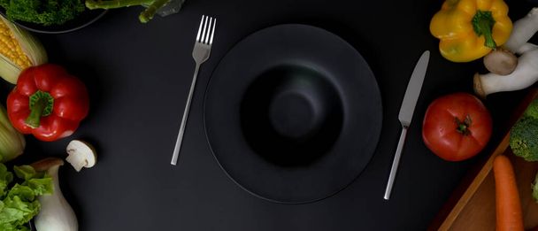 Widok z góry ciemny stół kuchnia z zestawem jadalnym i świeżych warzyw składników  - Zdjęcie, obraz