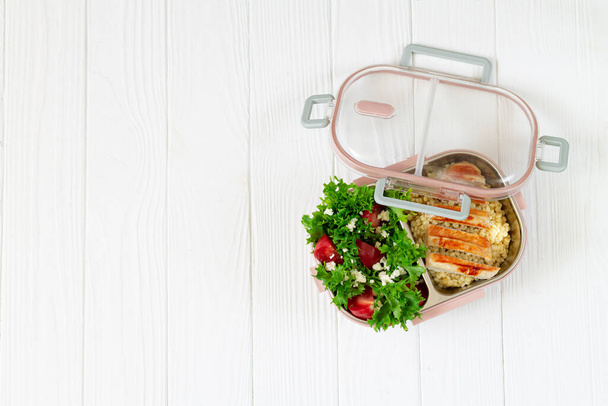 Lunchbox con comida balanceada sobre mesa de madera blanca vista superior con espacio para texto
 - Foto, Imagen