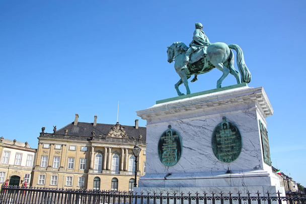 Amalienborgin palatsiaukiolla on Fredrik V:n patsas hevosen selässä. Se sijaitsee keskellä Amalienborgin palatsi, joka on koti Tanskan kuninkaallinen perhe, Kööpenhamina, Tanska.  - Valokuva, kuva