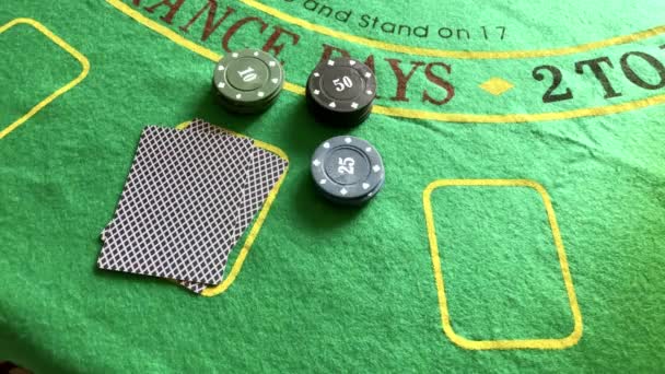 Jugando cartas en una mesa de póquer. Baraja fichas de póquer en una mesa verde
 - Metraje, vídeo