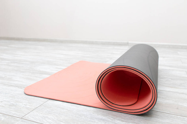 Stuoia di yoga nel soggiorno per yoga di meditazione - Foto, immagini