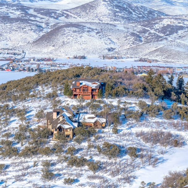 Vierkant gewas Prachtig bergterrein in Park City Utah met huizen te midden van sneeuw en bomen - Foto, afbeelding