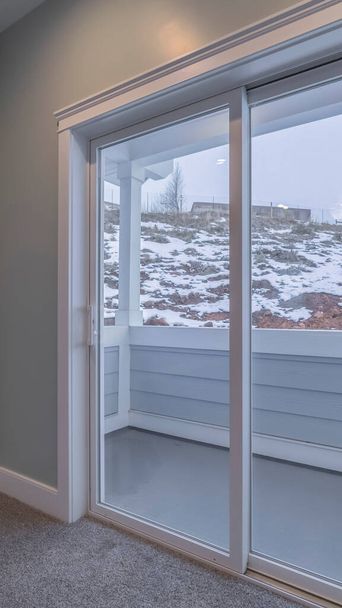 Coltivazione verticale Vista attraverso le porte in vetro della neve invernale - Foto, immagini