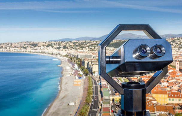 Verrekijkers naar het landschap in Nice, Côte d 'Azur - Foto, afbeelding