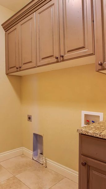 Vertikální rám Interiér kuchyně s dřevěnými skříněmi a plynovým potrubím na vaření - Fotografie, Obrázek