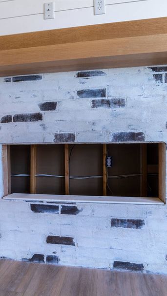 Κάθετο διακοσμητικό τζάκι σε άδειο σαλόνι εσωτερικό - Φωτογραφία, εικόνα