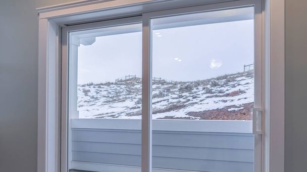Panorama Widok przez szklane drzwi balkonowe śniegu w zimie - Zdjęcie, obraz