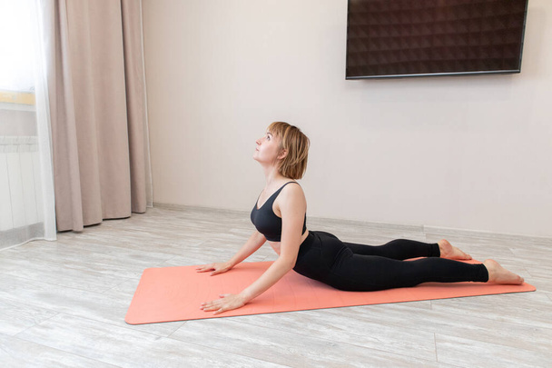Mujer joven practicando yoga en interiores. - Foto, imagen
