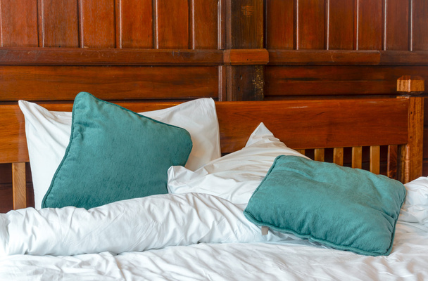 Подушки і ковдри на безладному ліжку
 - Фото, зображення