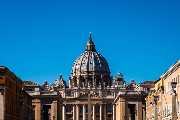 Facciata Vaticana in Piazza San Pietro a Roma
 - Foto, immagini