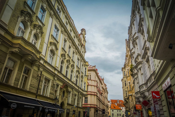 Schöne Straßen und Architektur des herbstlichen Prag - Foto, Bild