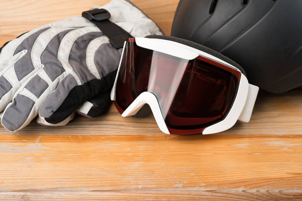 Beschermende kleding voor snowboarden of skiën in de winter - helm, warme handschoenen en bril. - Foto, afbeelding