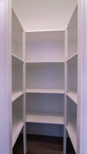 Вертикальный пустой интерьер гардероба
 - Фото, изображение