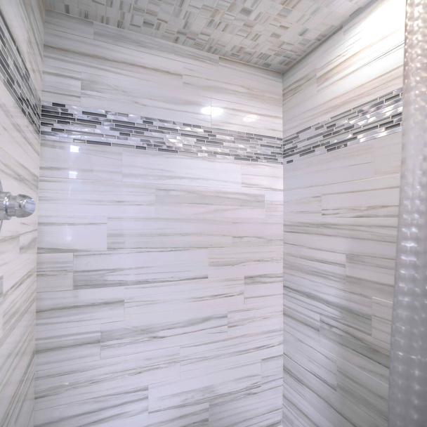 Quadrato Doccia di un bagno con piastrelle lucide nere e grigie su parete e soffitto - Foto, immagini