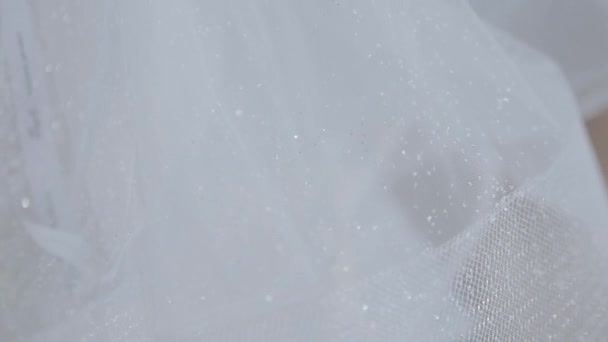 lange trouwjurk met transparante chiffon sluier closeup - Video