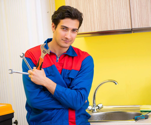 Robinet de réparation de plombier à la cuisine - Photo, image