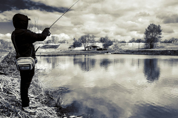 Рыбалка форели на озере
 - Фото, изображение