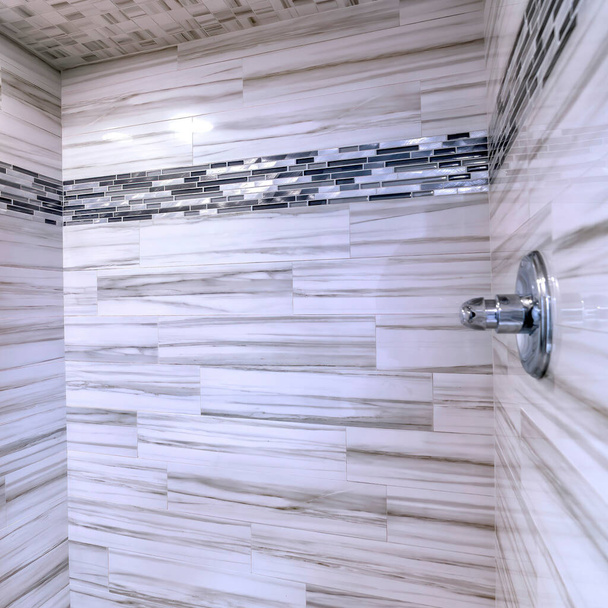 Paslanmaz çelik duş başlığı ve fayanslı duvara monte edilmiş saplı kare duş odası. - Fotoğraf, Görsel