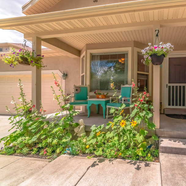 Coltivazione quadrata Home esterno con bovindo sul portico anteriore decorato con fiori e piante - Foto, immagini