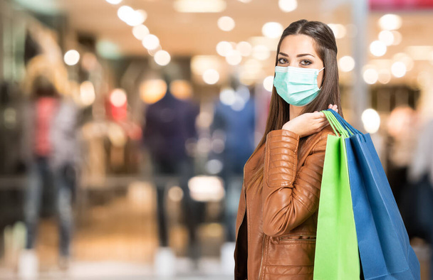 Maskierte Frau mit Einkaufstüten - Foto, Bild