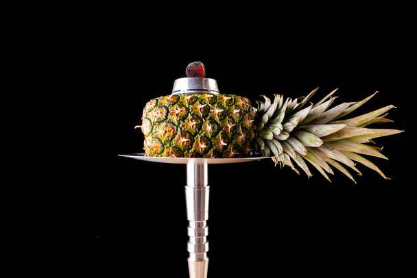 ananasowa hookah z chmurą wypełnioną gorącymi węglami - Zdjęcie, obraz