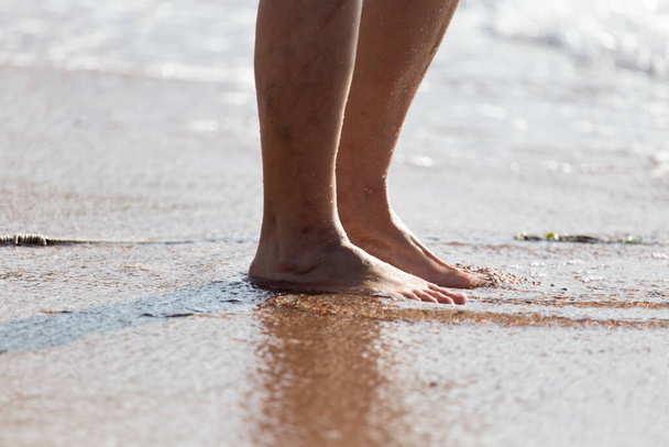 Men's legs on the beach . In the park in nature - Foto, imagen