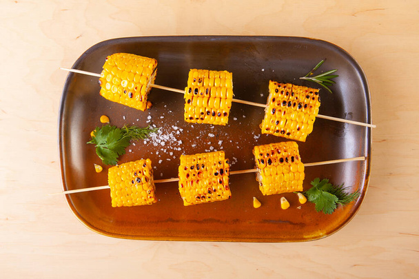 grilled corn on a wooden stick - Foto, afbeelding