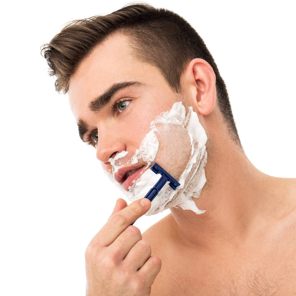 Man shaves his face - Foto, afbeelding