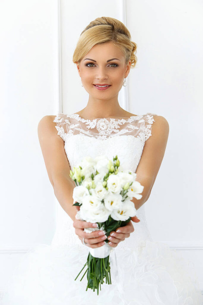 Wedding. Attractive bride with beautiful bouquet - Foto, Bild
