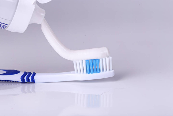 Salud. Cepillo de dientes sobre fondo blanco
 - Foto, Imagen