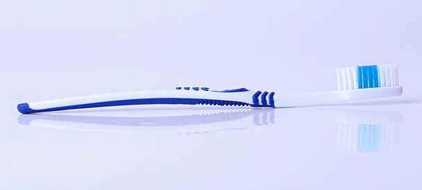 Υγεία. Οδοντόβουρτσα σε λευκό φόντο - Φωτογραφία, εικόνα