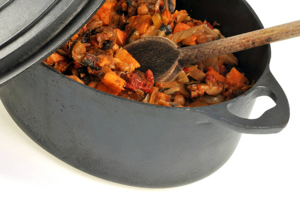 Ratatouille gotowane w żeliwnej zapiekance  - Zdjęcie, obraz