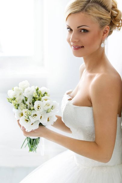 Svatba. Atraktivní nevěsta se širokým úsměvem - Fotografie, Obrázek