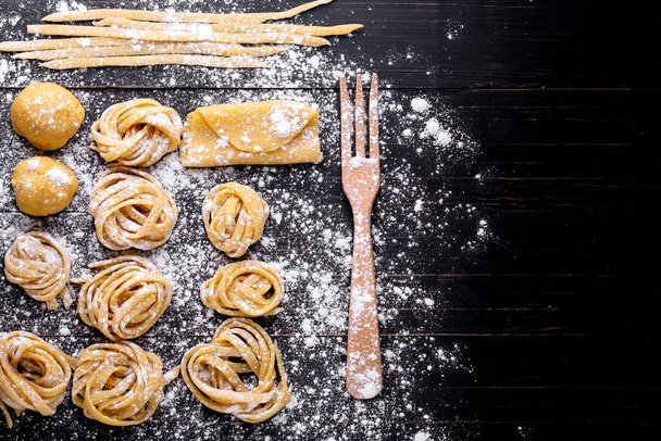 pasta con ingredienti di pasta sul tavolo in legno scuro vista dall'alto - Foto, immagini
