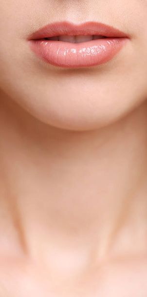 Close-up, schoonheid. Leuke vrouw met zachte lippen - Foto, afbeelding
