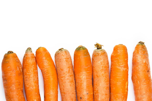 Hortalizas. Zanahorias sobre fondo blanco - Foto, imagen