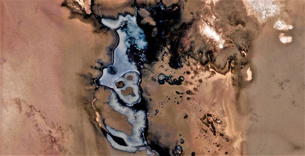 Przerzuty do ziemi, czarne złoto, zanieczyszczony pustynny piasek, hołd dla Pollocka, abstrakcyjna fotografia pustyń Afryki z powietrza, widok z powietrza, abstrakcyjny ekspresjonizm, sztuka współczesna,  - Zdjęcie, obraz